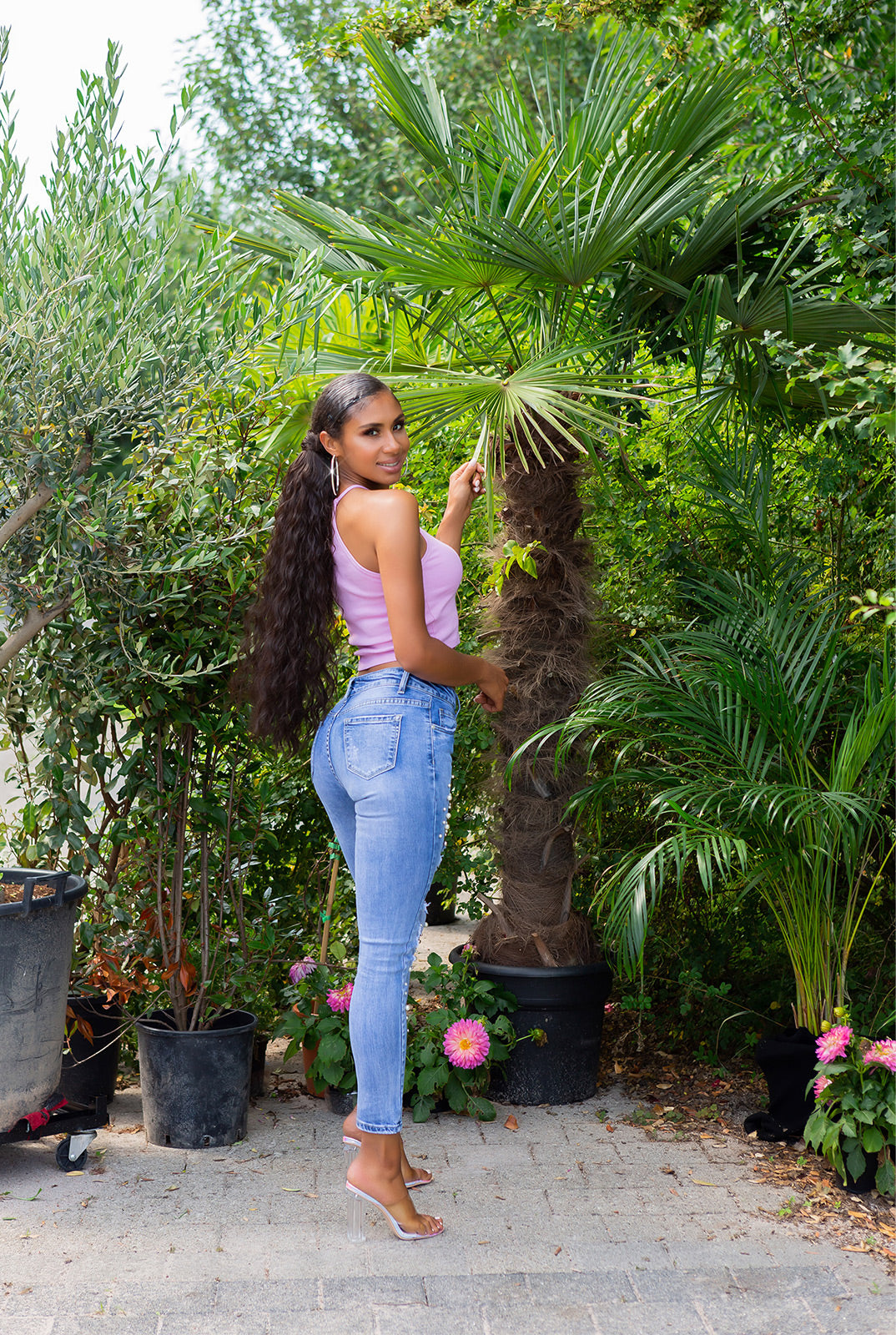Seksownie wyglądające jeansy skinny z perłami