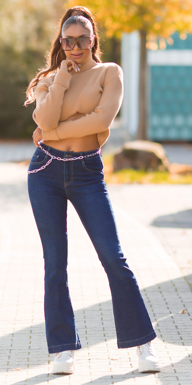 Modne jeansy z ciemnego denimu w kwiaty