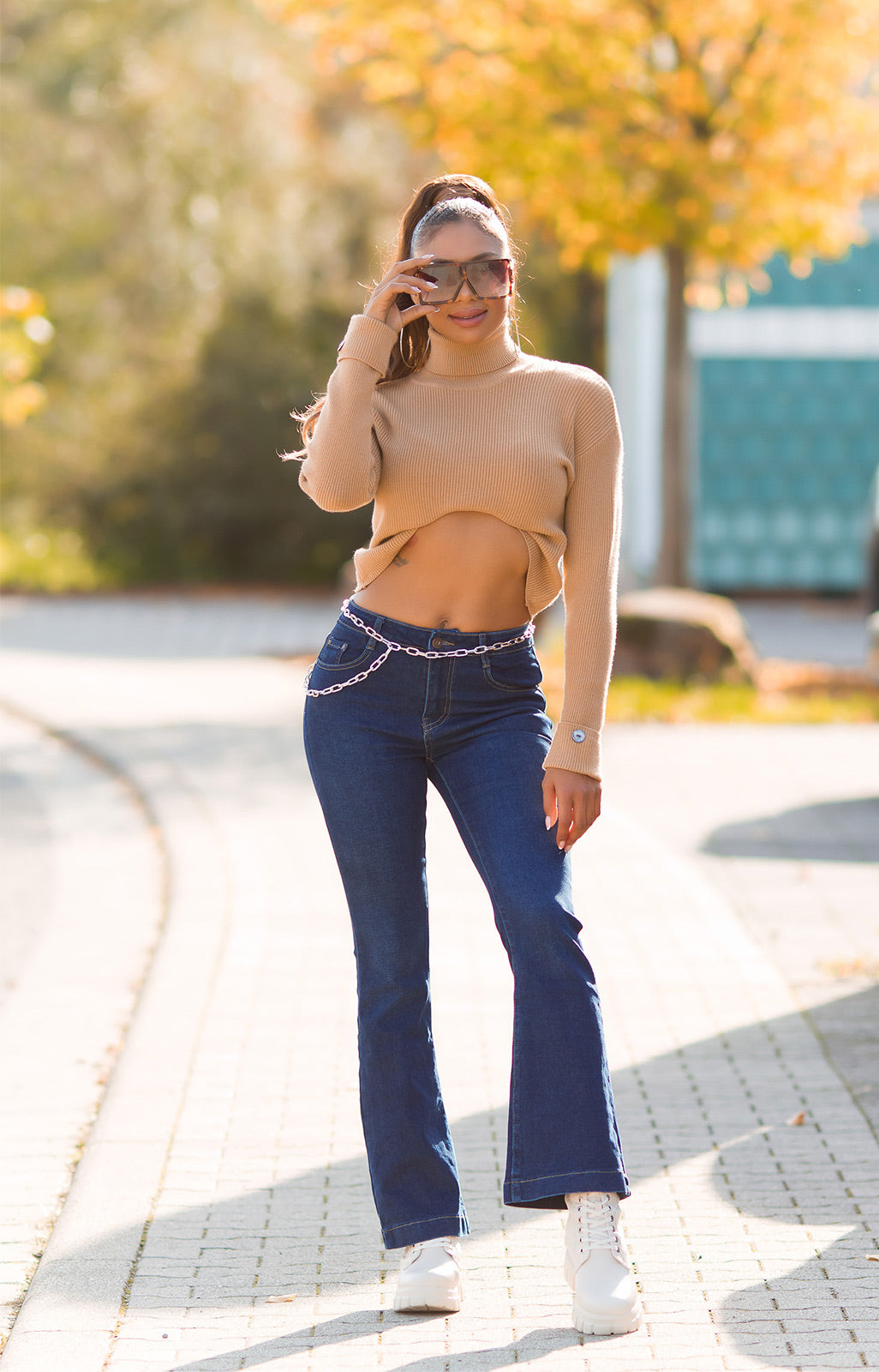 Modne jeansy z ciemnego denimu w kwiaty