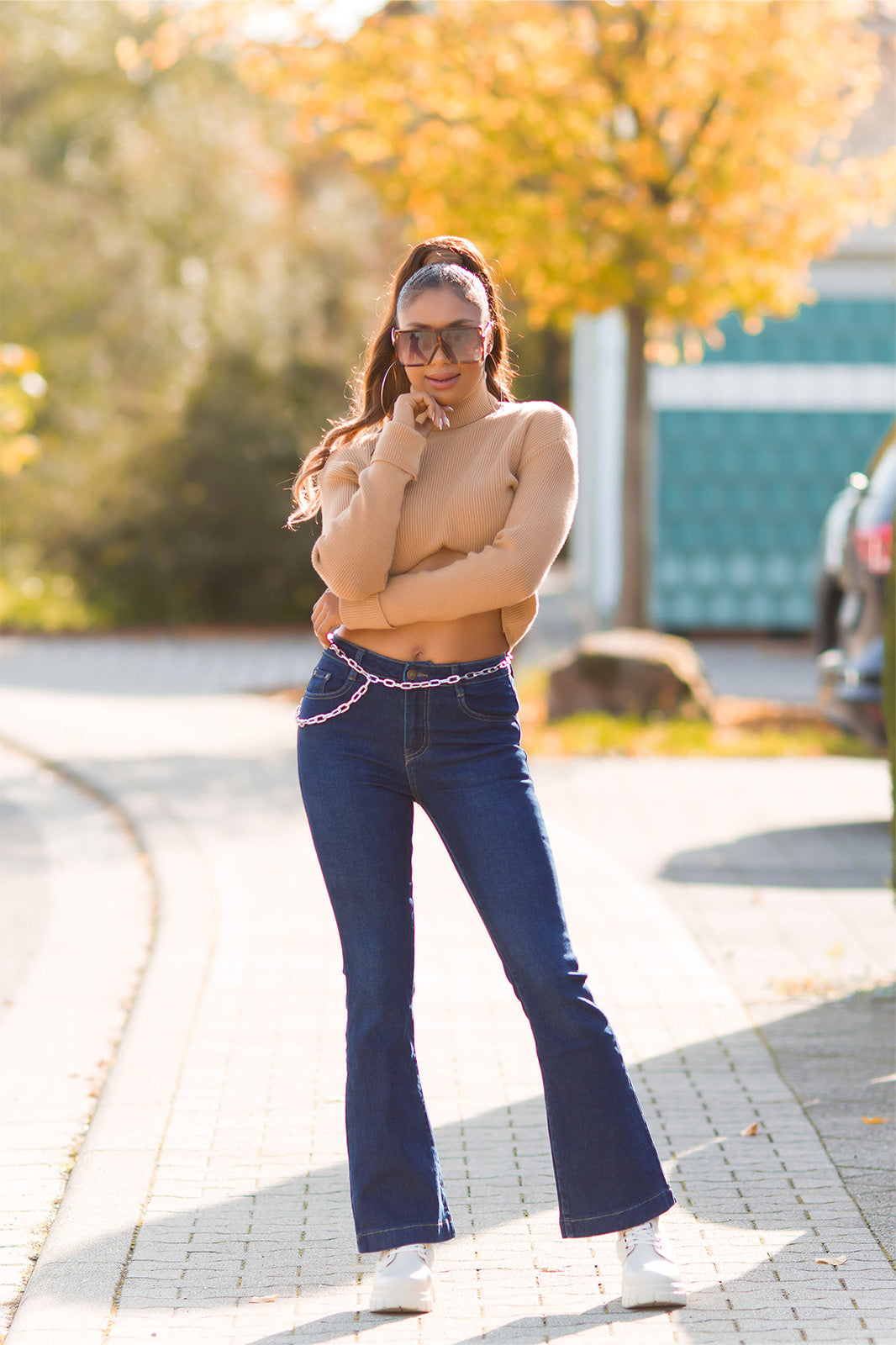 Modne jeansy z ciemnego denimu w kwiaty