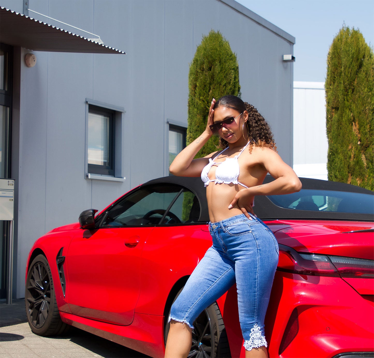 Modne jeansy Capri z wysokim stanem i koronkowymi detalami