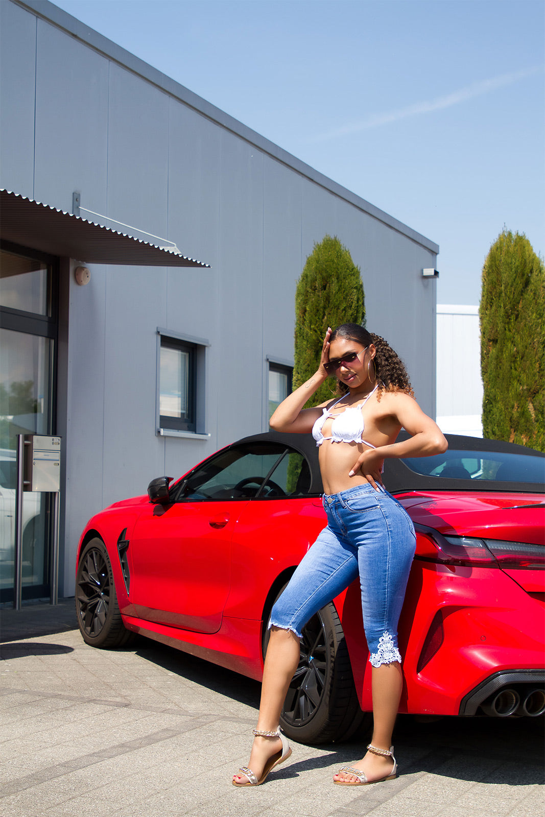 Modne jeansy Capri z wysokim stanem i koronkowymi detalami