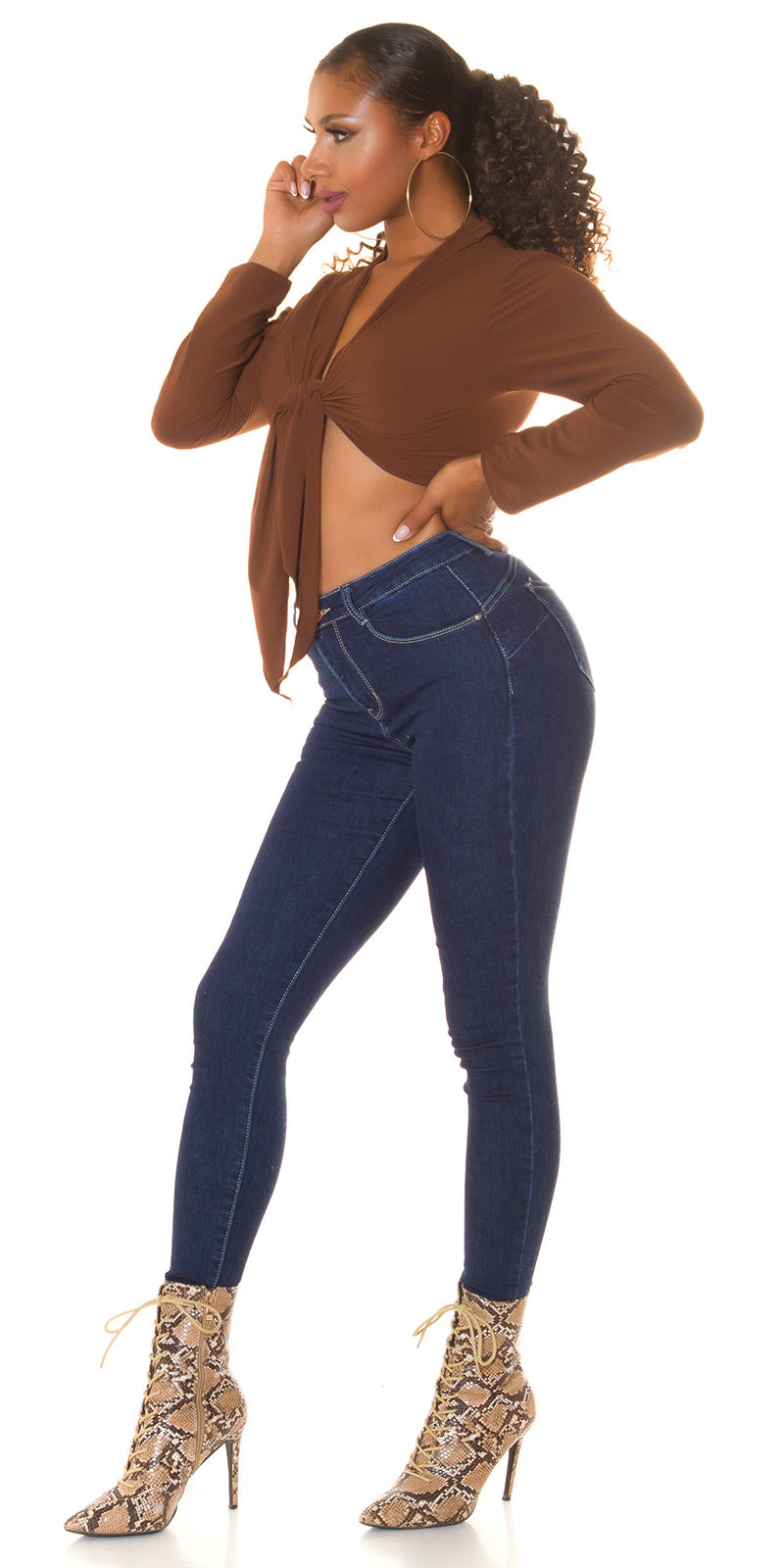 Seksowne jeansy push up z ciemnego denimu
