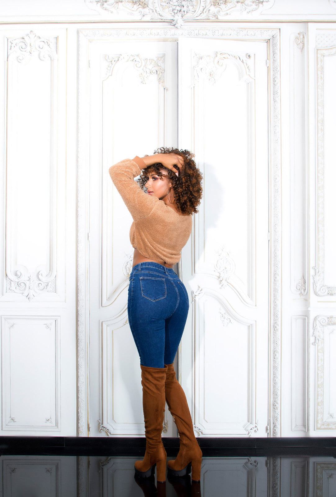 Seksowne jeansy skinny z wysoką talią i otwartym rzędem guzików