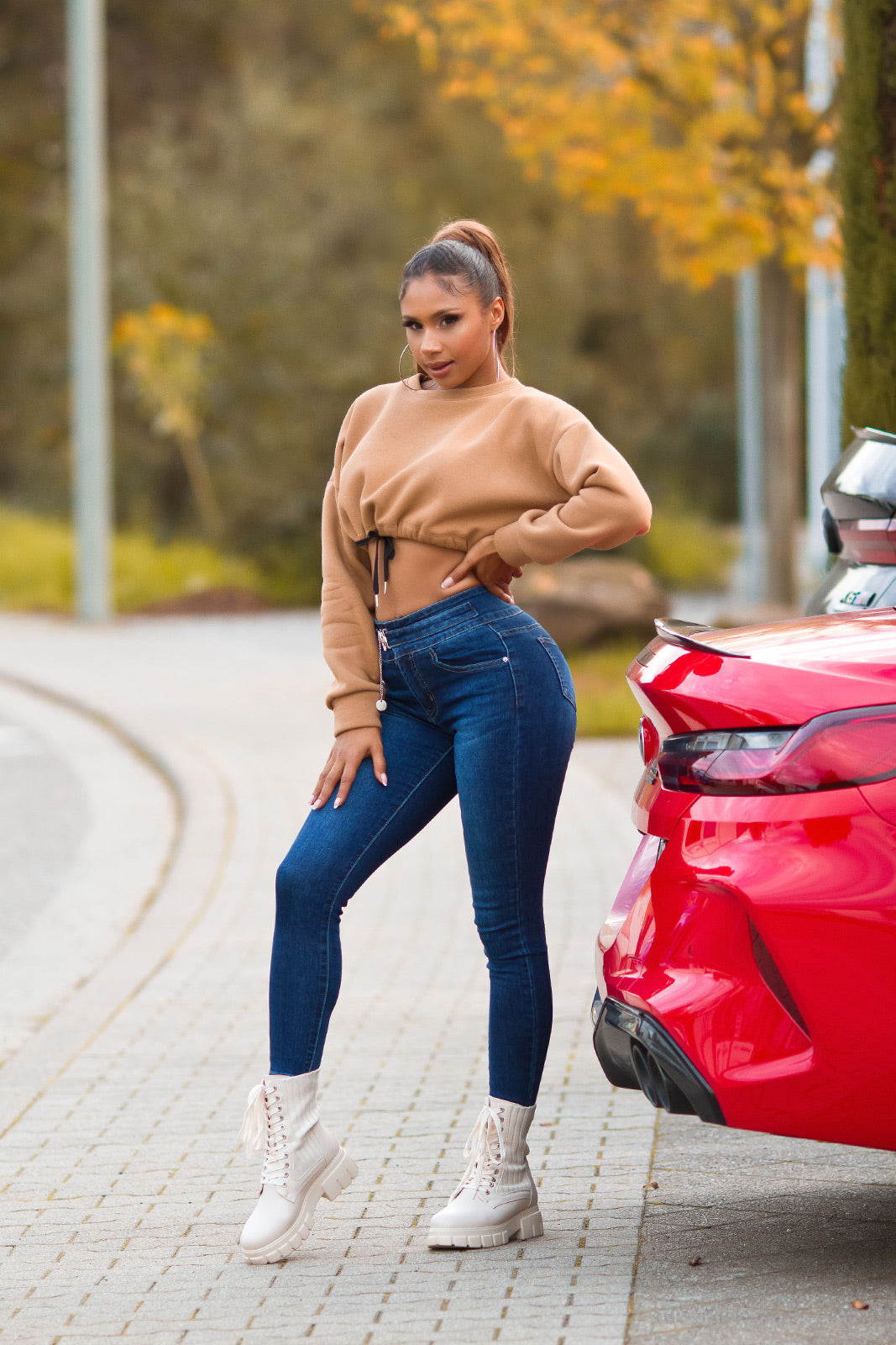 Modne jeansy skinny z wysokim stanem i łańcuszkiem