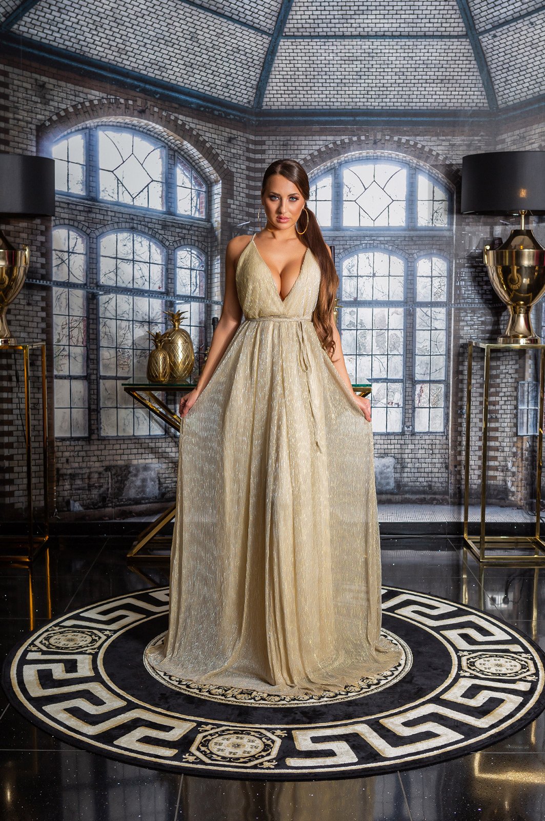 RedCarpetLook! Seksowna długa sukienka z dekoltem w szpic