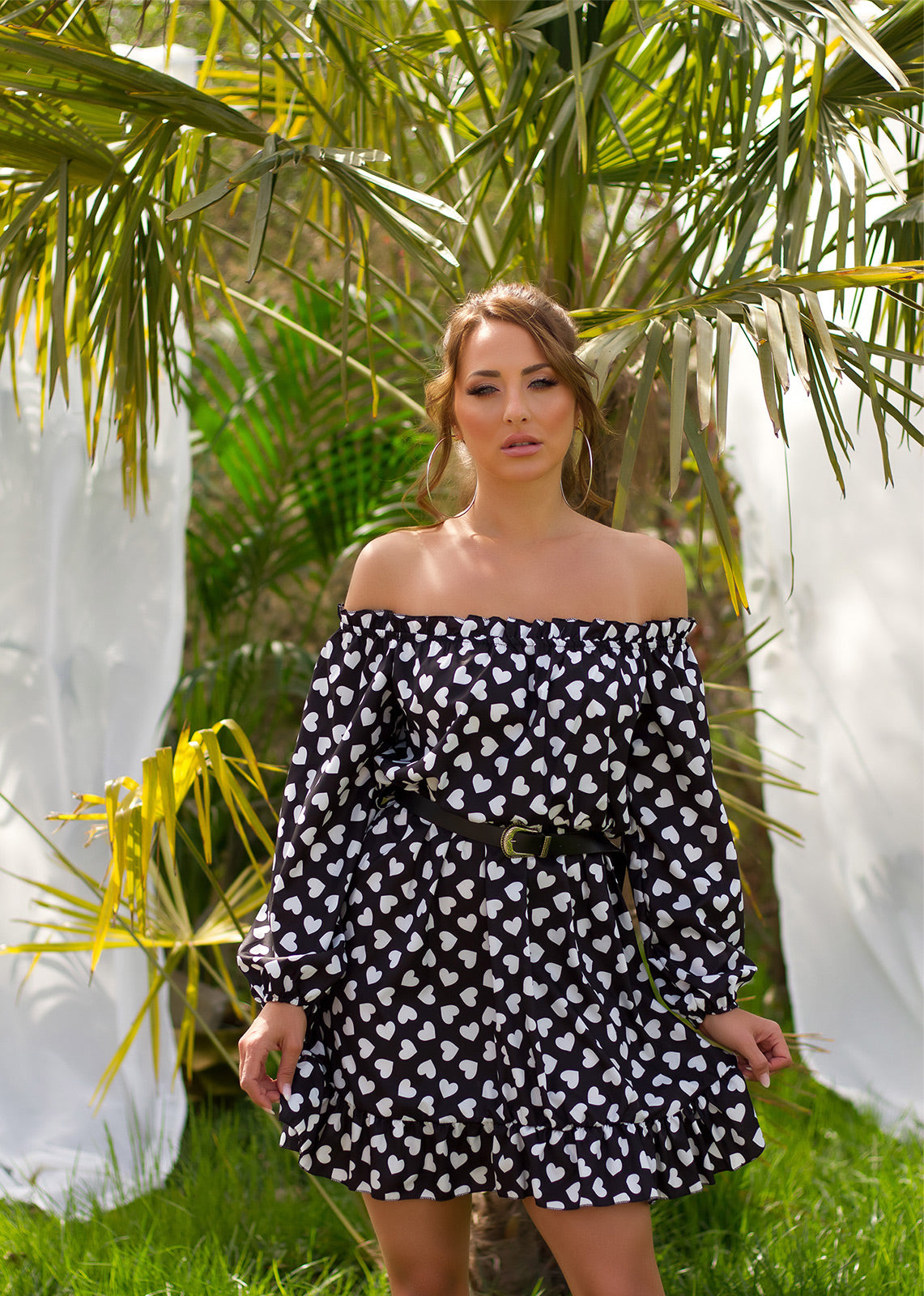 Modna sukienka mini z dekoltem Carmen i paskiem