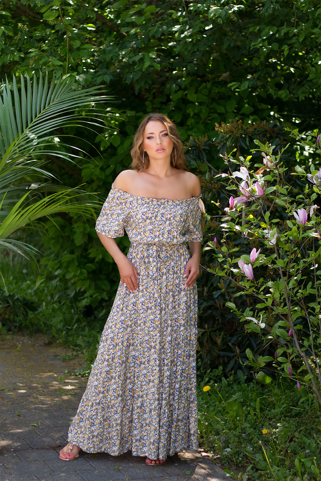 Modna sukienka Maxidress z odkrytymi ramionami i kwiatowym nadrukiem
