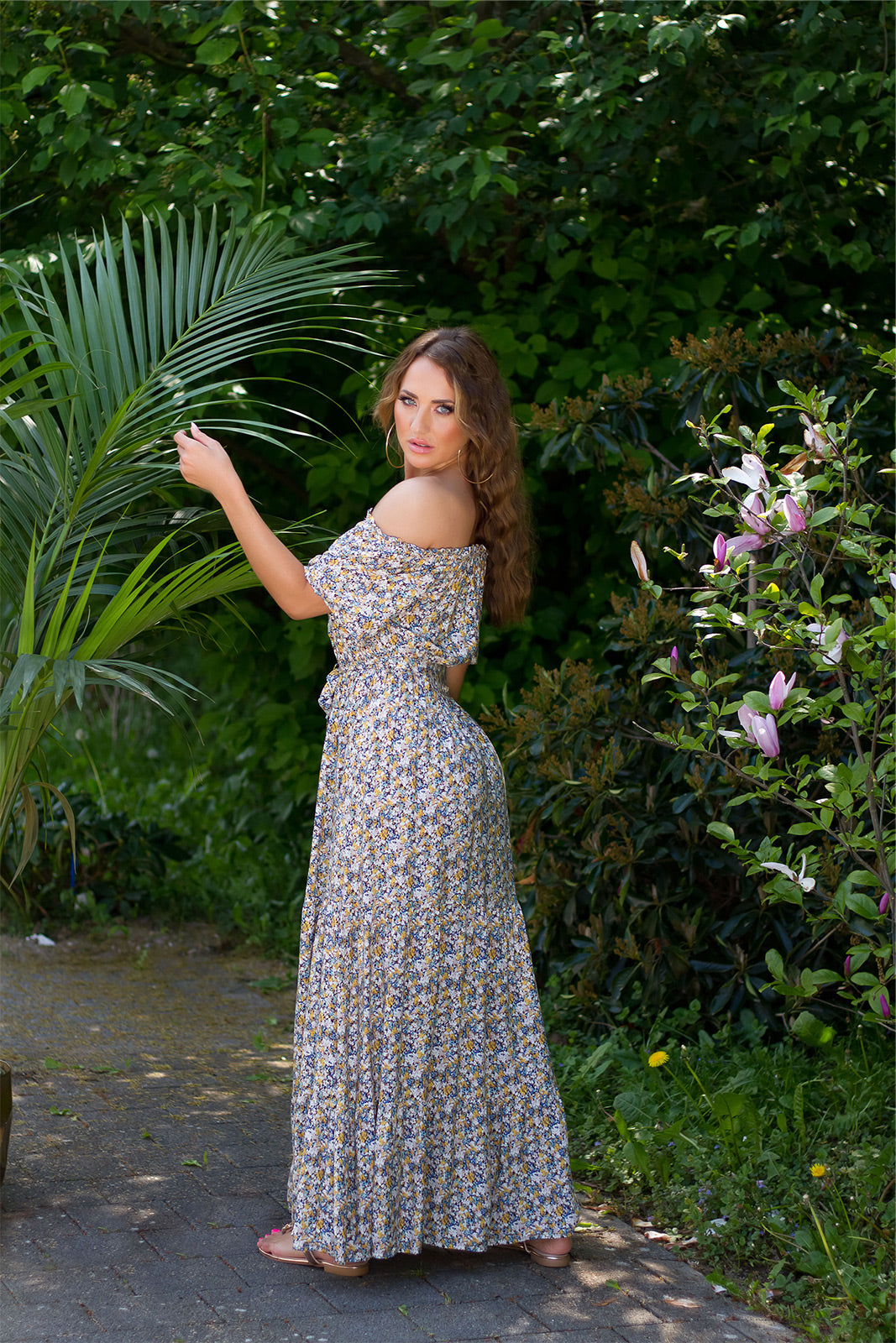 Modna sukienka Maxidress z odkrytymi ramionami i kwiatowym nadrukiem