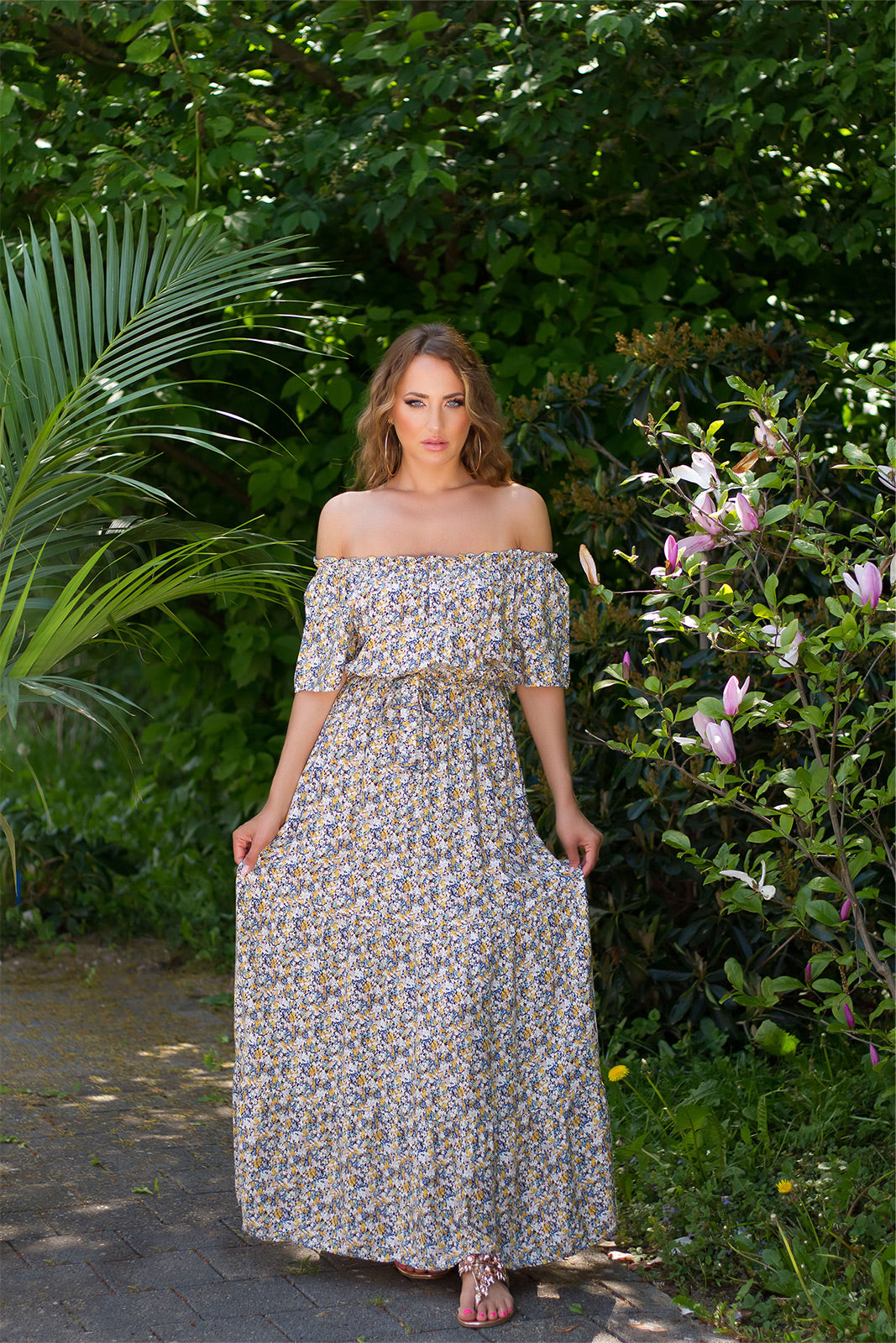 Modna sukienka Maxidress z odkrytymi ramionami i kwiatowym nadrukiem