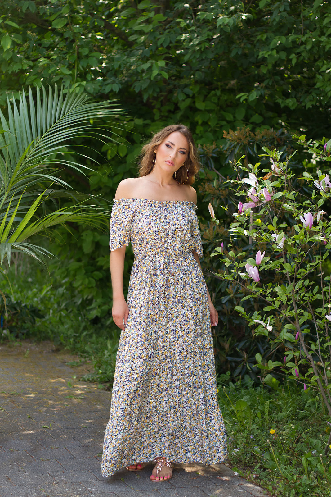Modna sukienka Maxidress z odkrytymi ramionami i kwiatowym nadrukiem