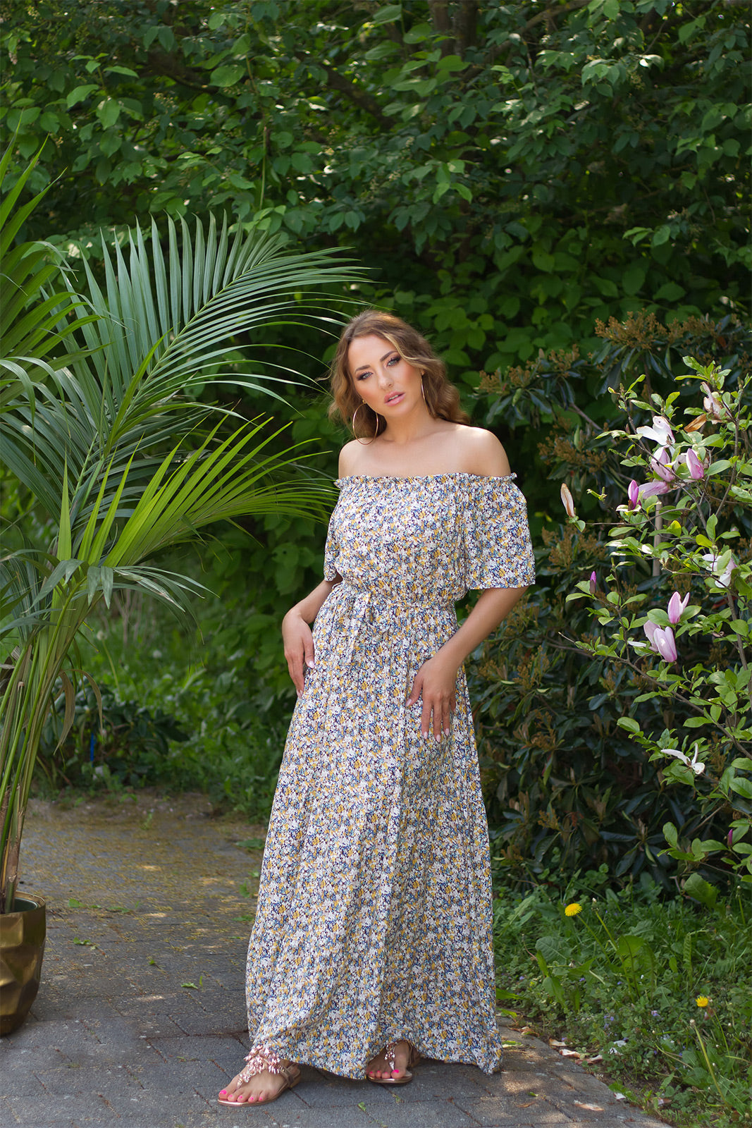 Modna sukienka Maxidress z odkrytymi ramionami i kwiatowym nadrukiem
