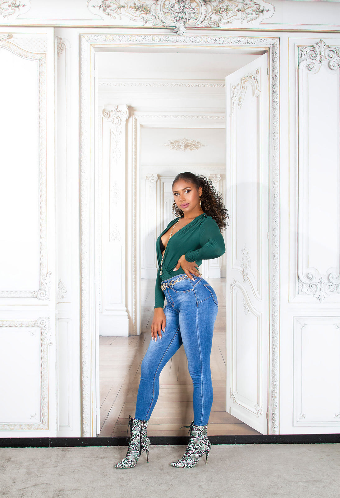 Seksowne klasyczne jeansy skinny z efektem push-up