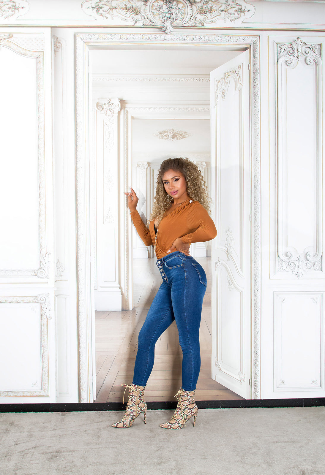 Seksowne jeansy skinny z otwartym rzędem guzików
