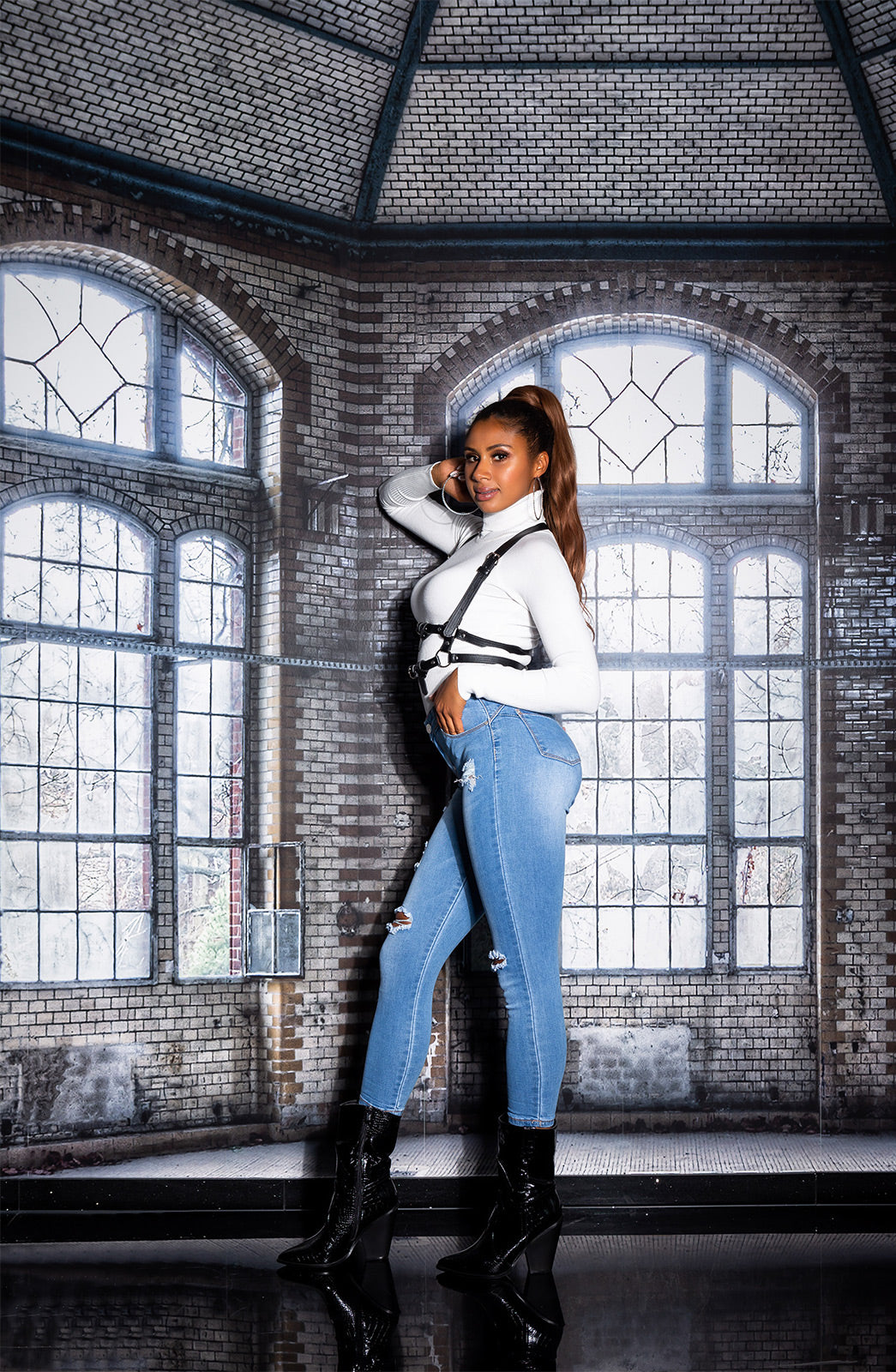 Seksowne jeansy skinny z wysokim stanem i przetarciami