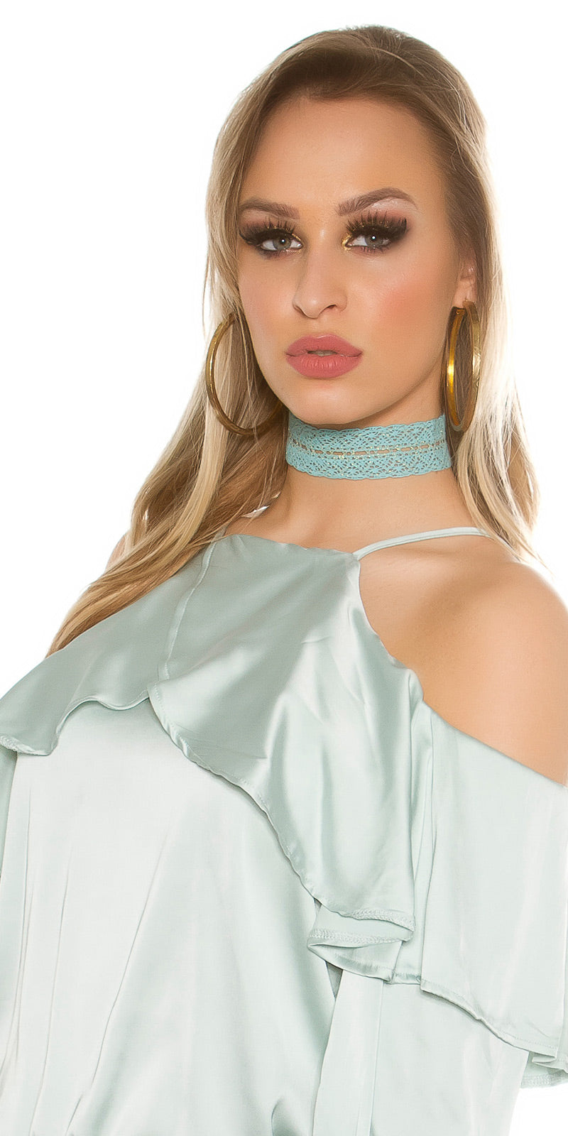 Modny szydełkowy choker ze złotą nitką