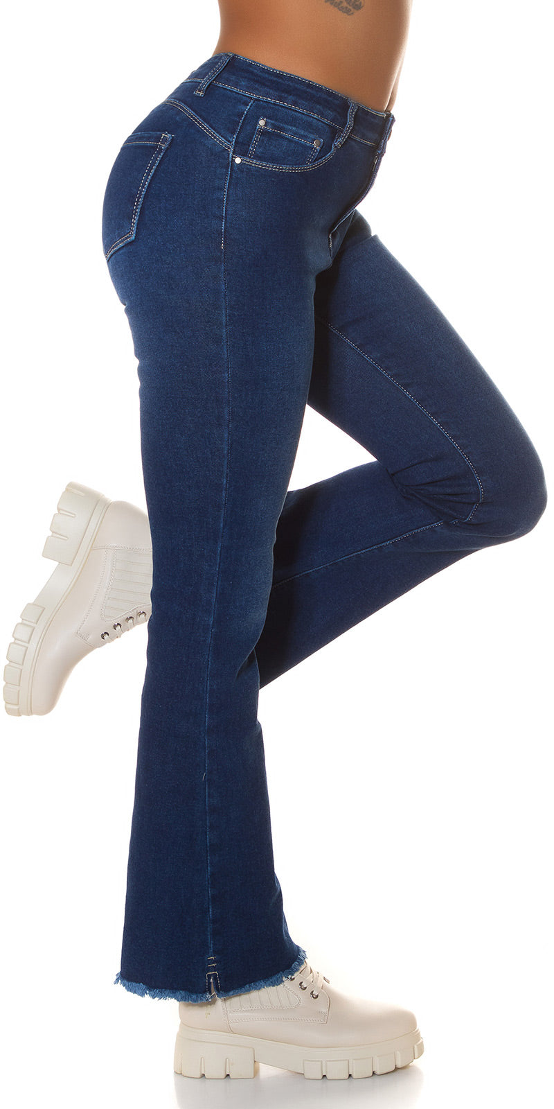 Seksowne jeansy z ciemnego denimu z przetarciami