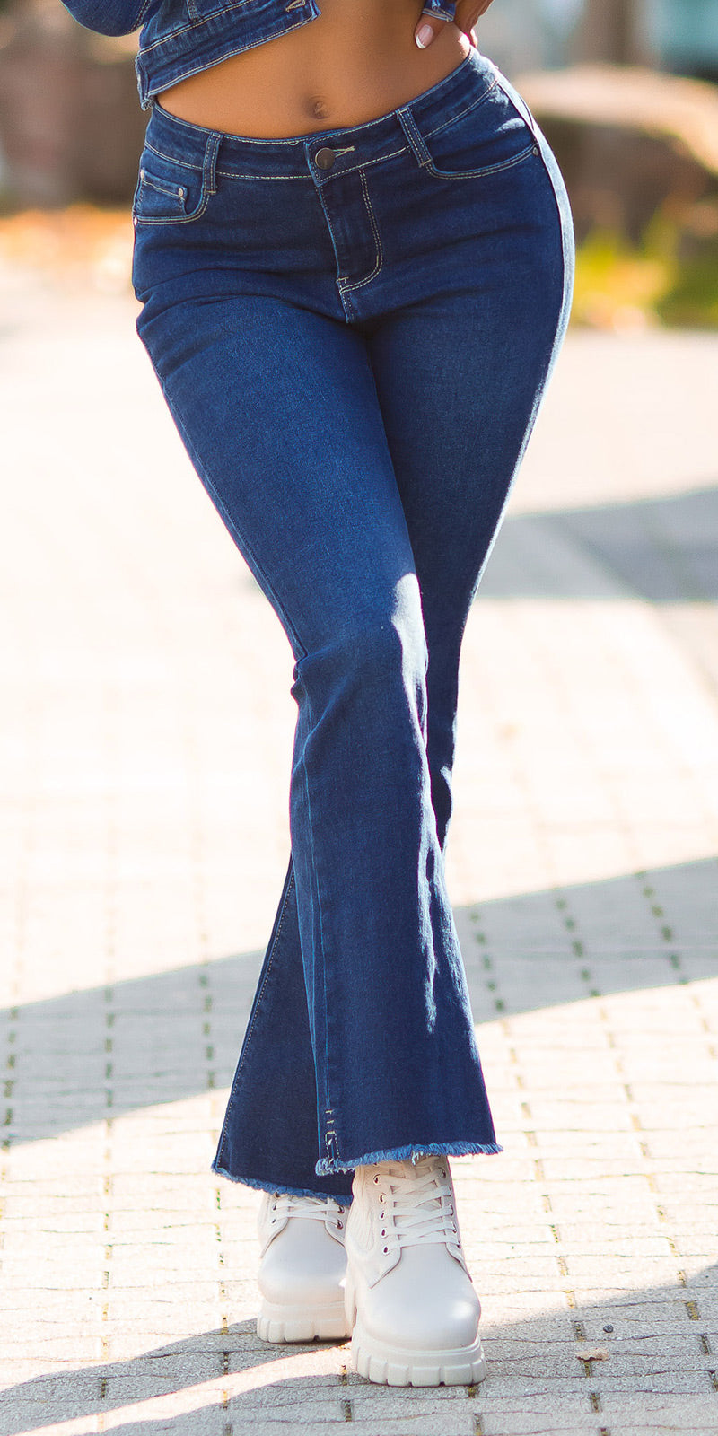Seksowne jeansy z ciemnego denimu z przetarciami