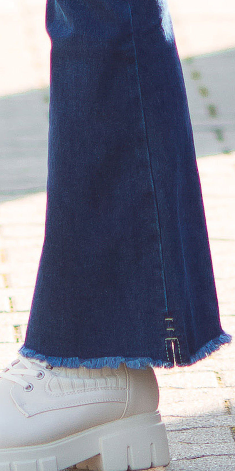 Seksowne jeansy z ciemnego denimu z przetarciami