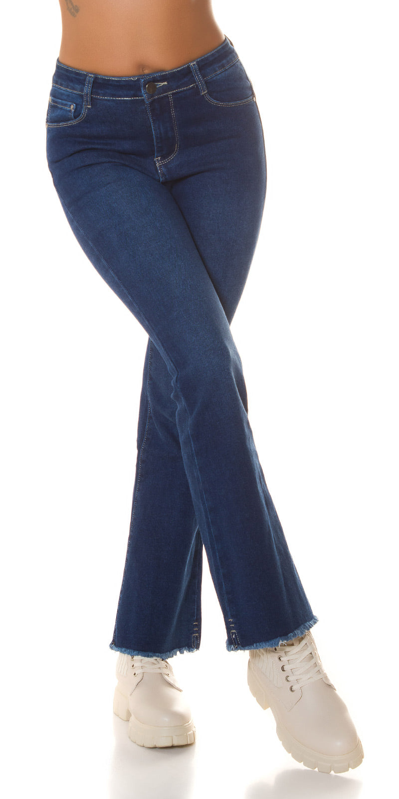 Seksowne jeansy z ciemnego denimu z przetarciami