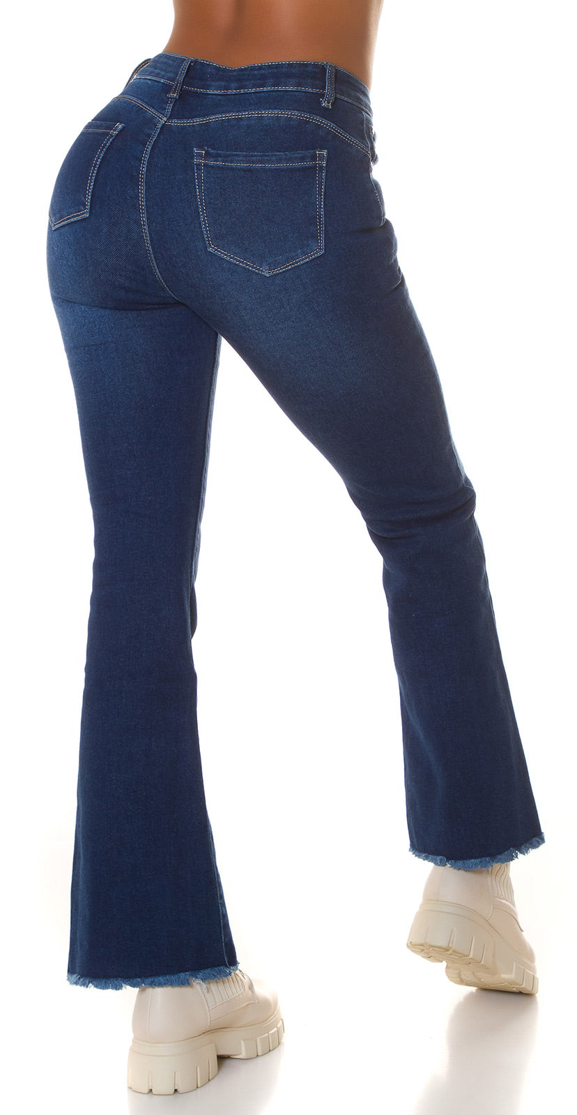Seksowne jeansy z ciemnego denimu z przetarciami
