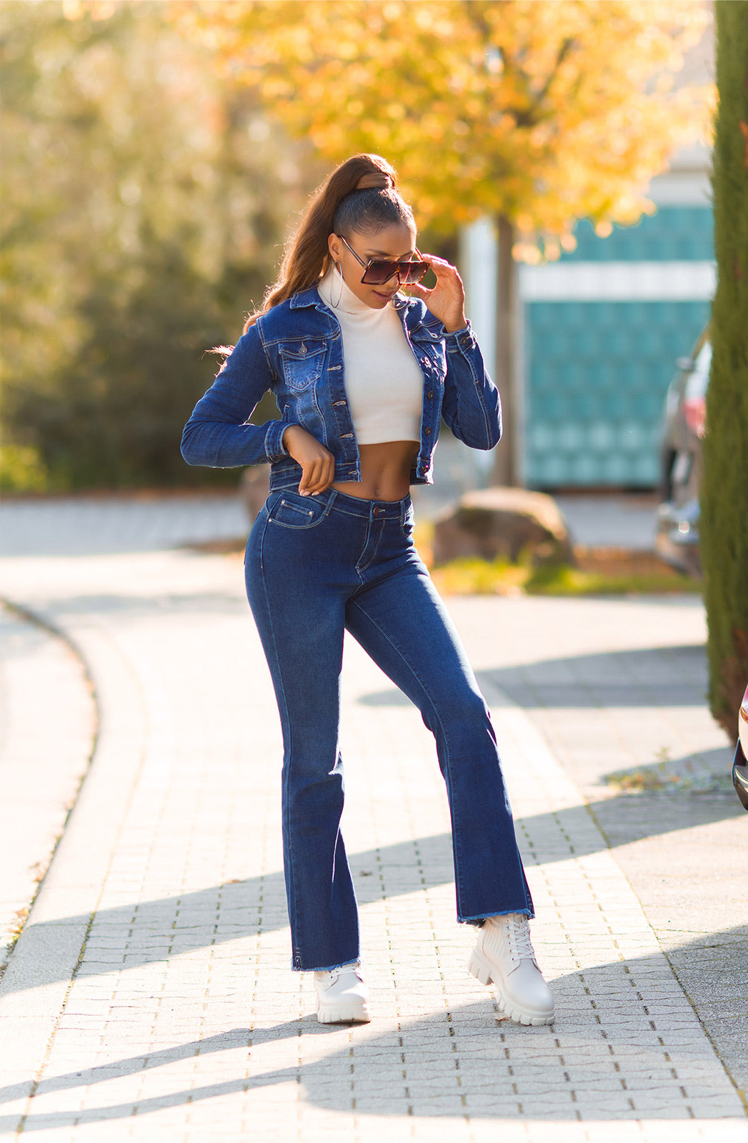 Seksowne jeansy z ciemnego denimu z przetarciami