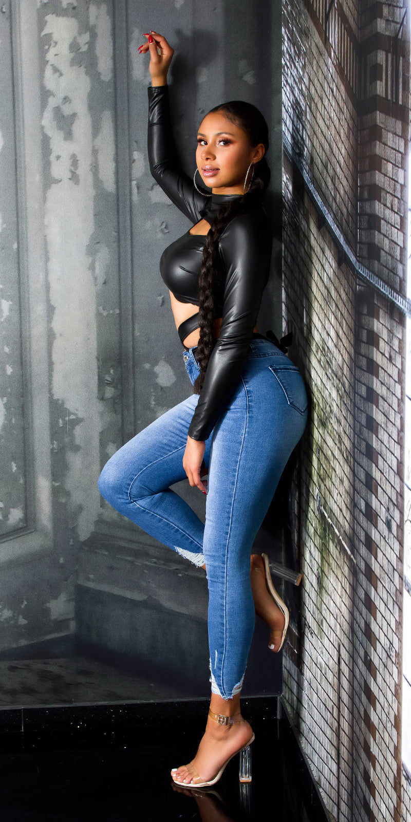 Seksowne jeansy skinny z postrzępionym dołem