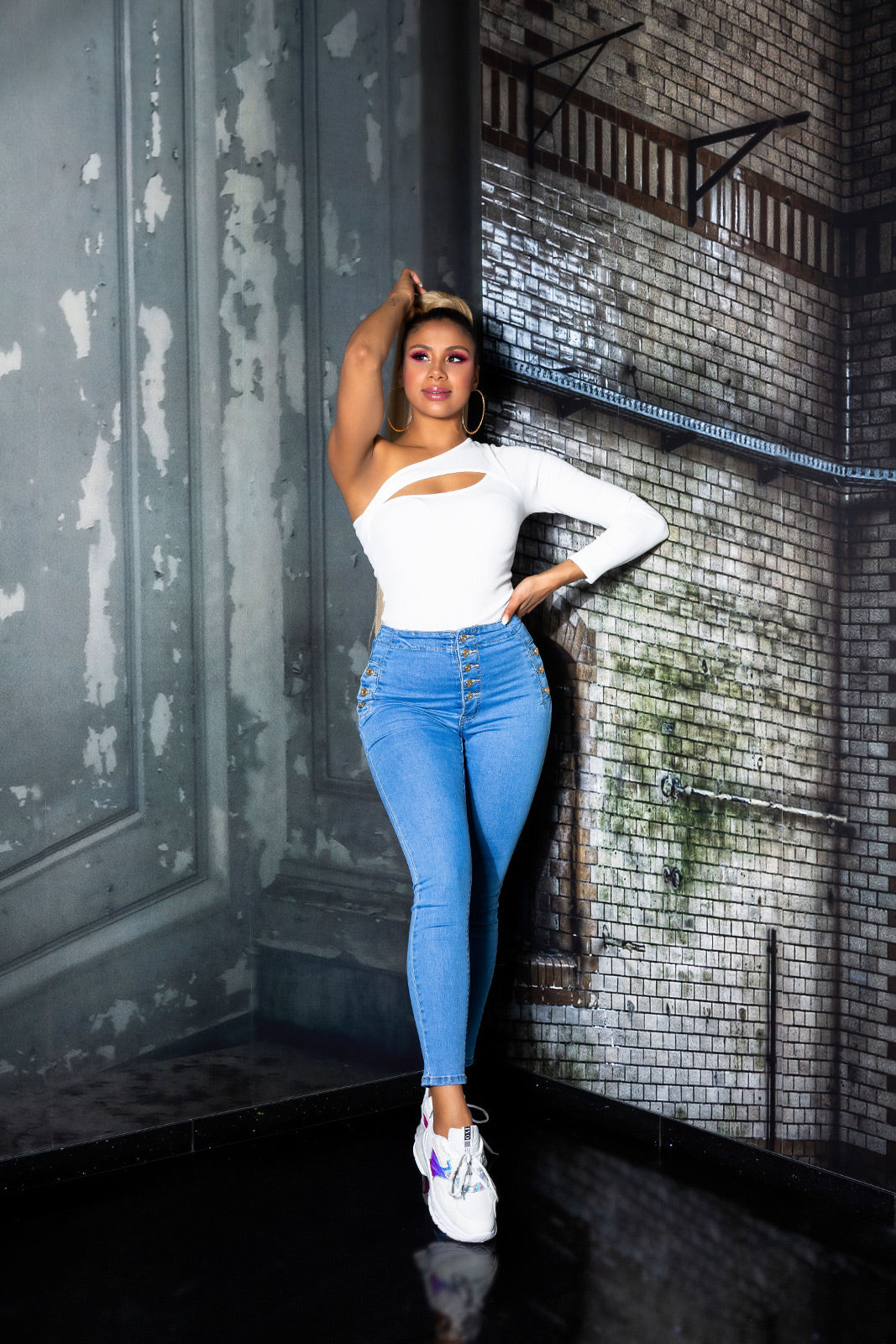 Modne jeansy skinny z wysokim stanem i guzikami