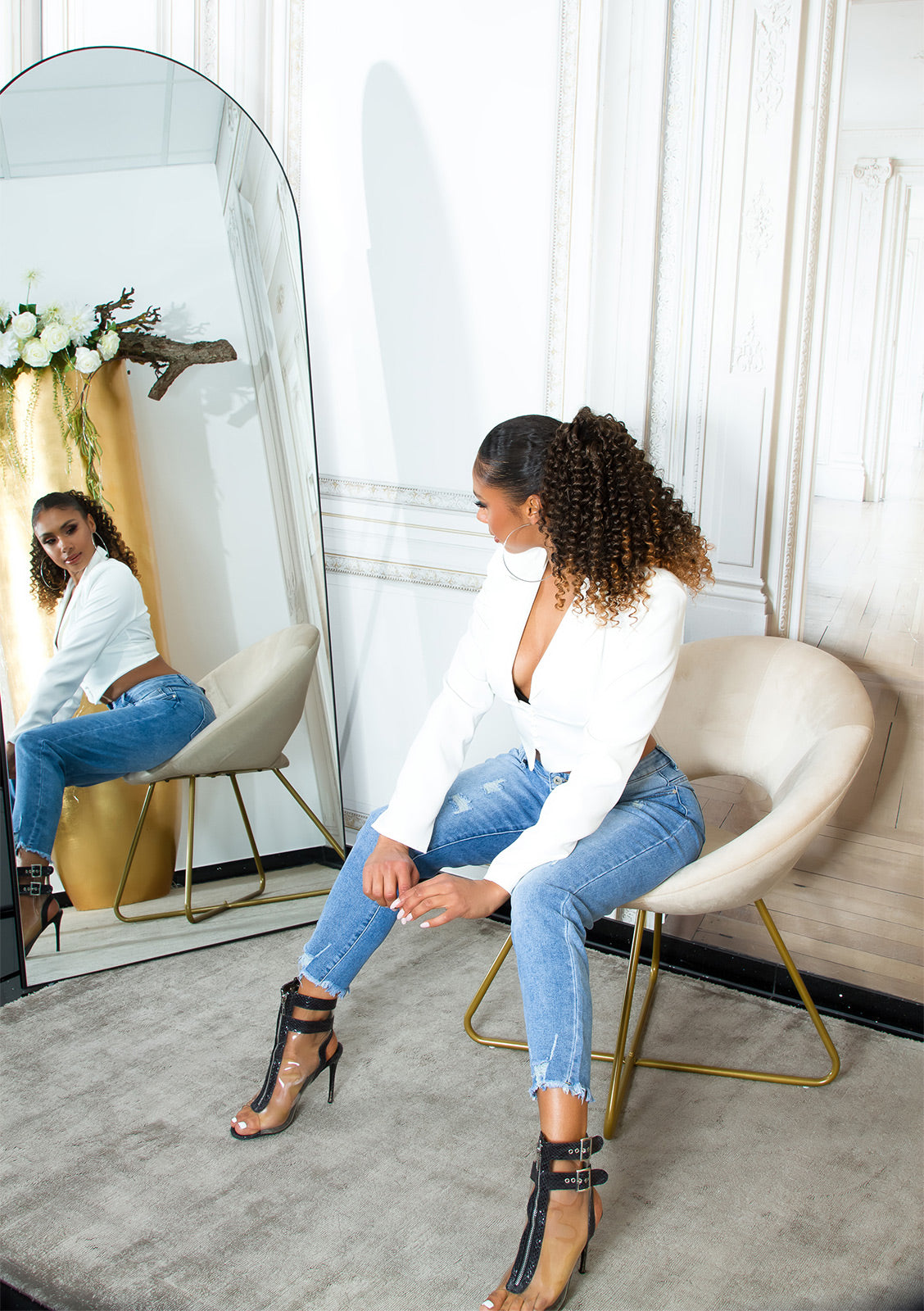 Modne jeansy w stylu Mom Fit