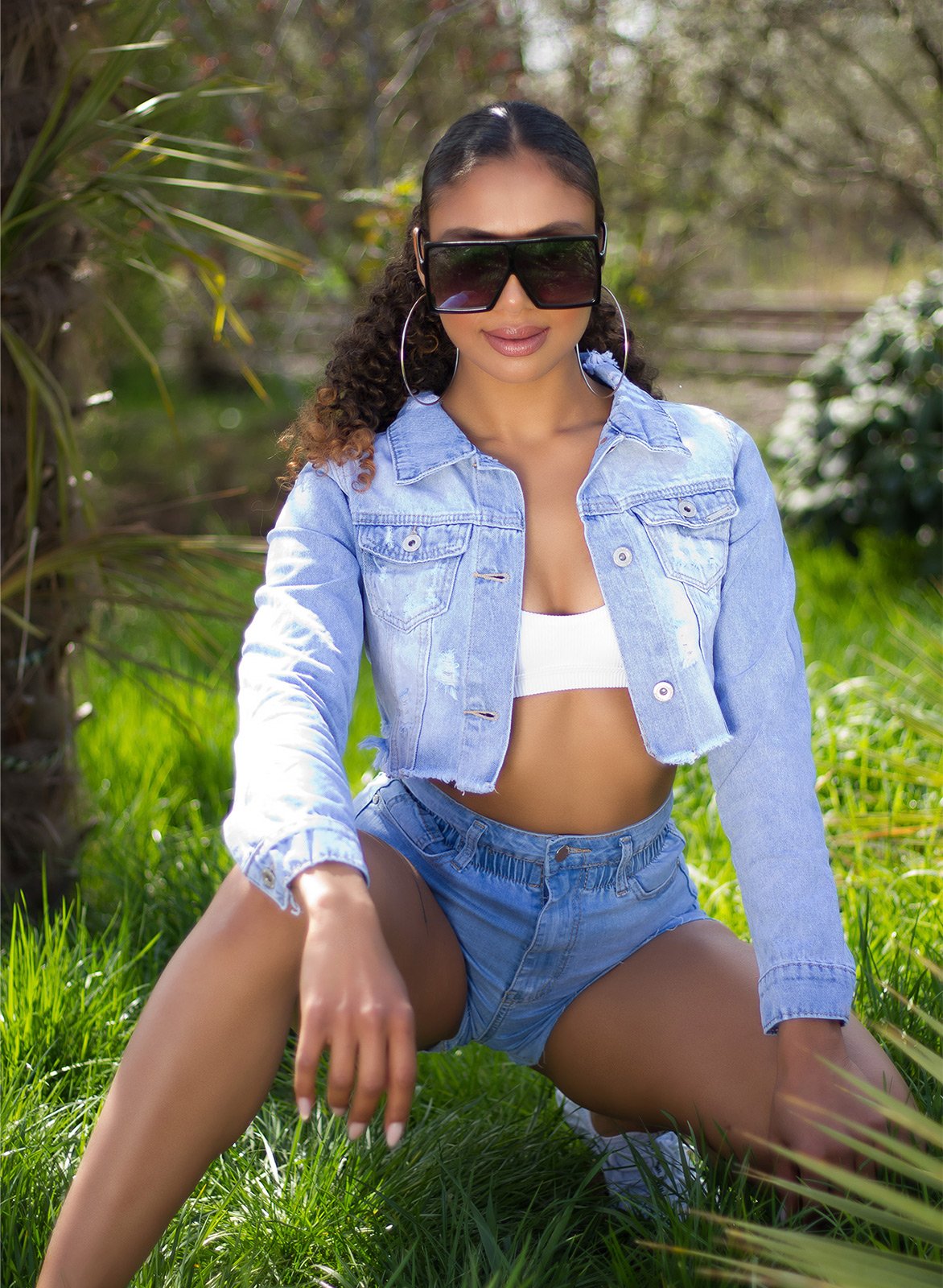 Seksowna dżinsowa kurtka crop