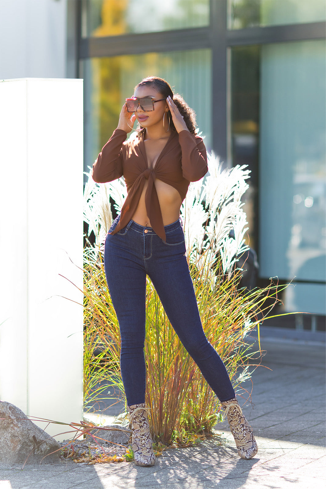 Seksowne jeansy push up z ciemnego denimu