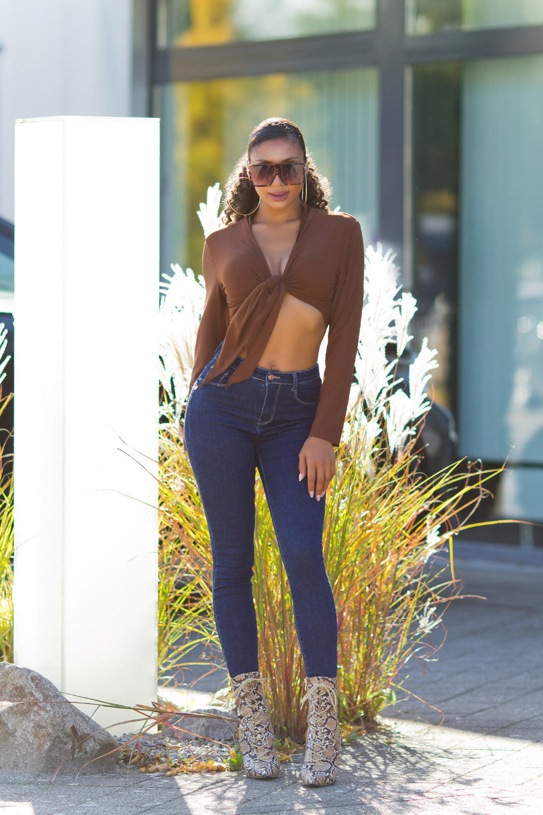 Seksowne jeansy push up z ciemnego denimu