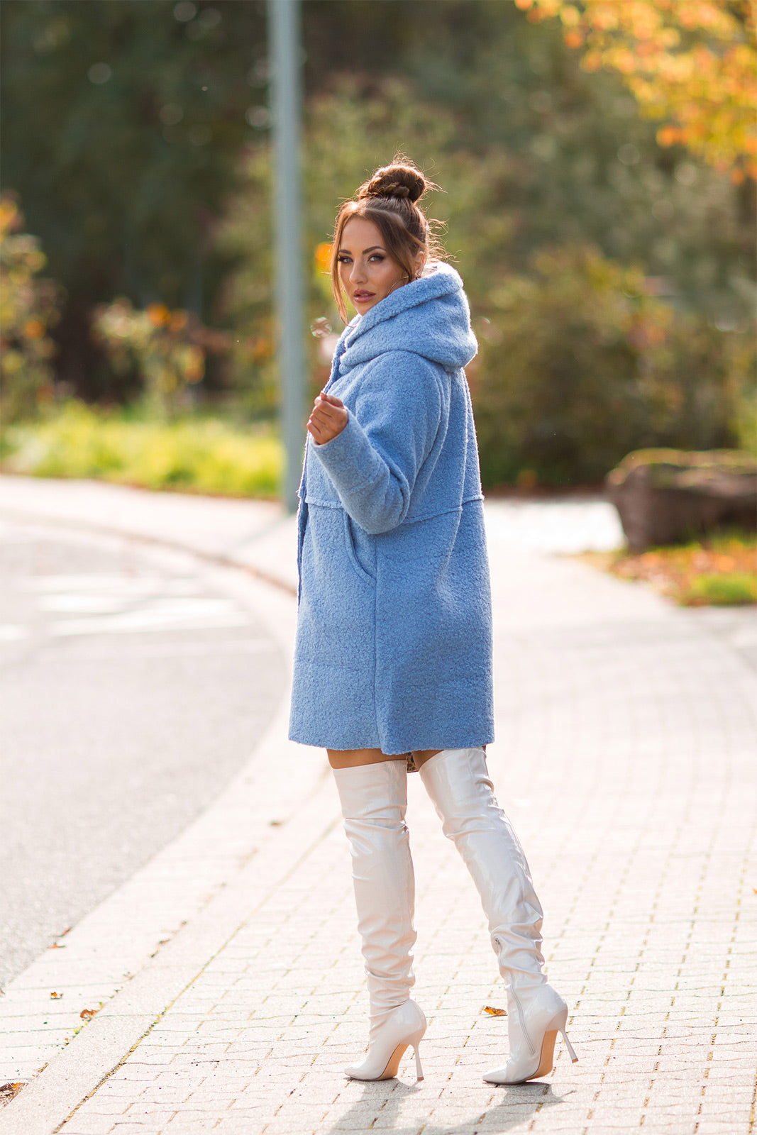 Piękny płaszcz Boucle Look z kapturem