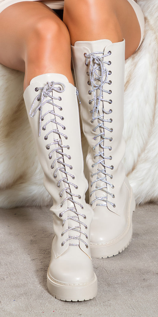 Modne buty w stylu biker z brokatowymi sznurowadłami
