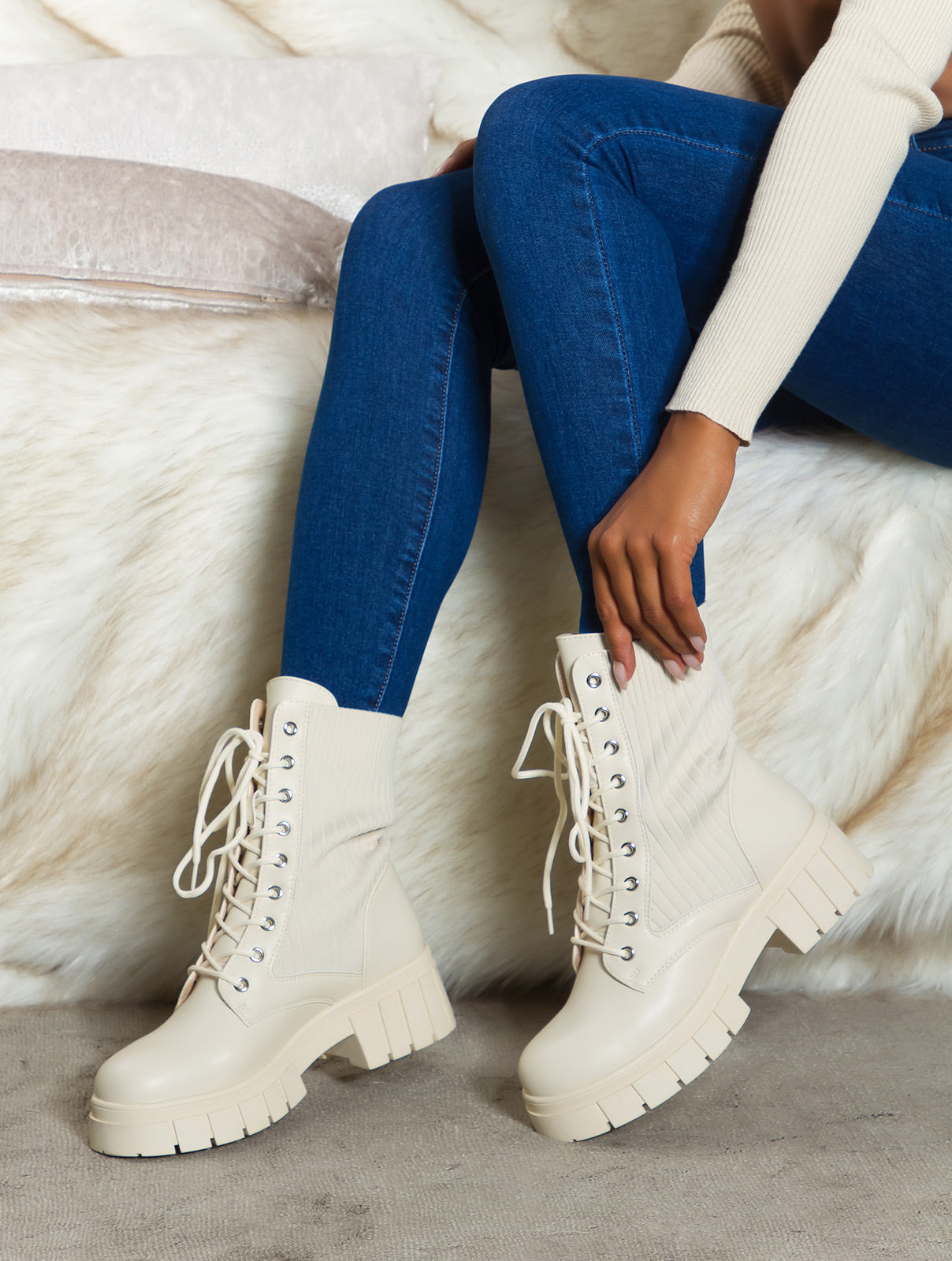 Modne buty za kostkę Musthave Biker Look prążkowane