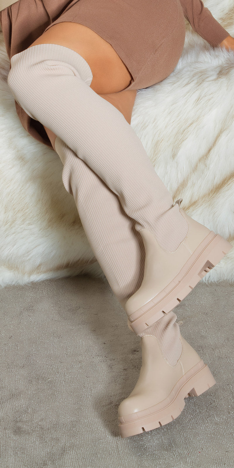 Modne płaskie buty za kolano w prążki Musthave