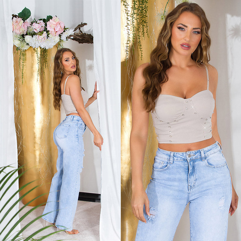 Seksowny crop top z błyszczącymi ćwiekami