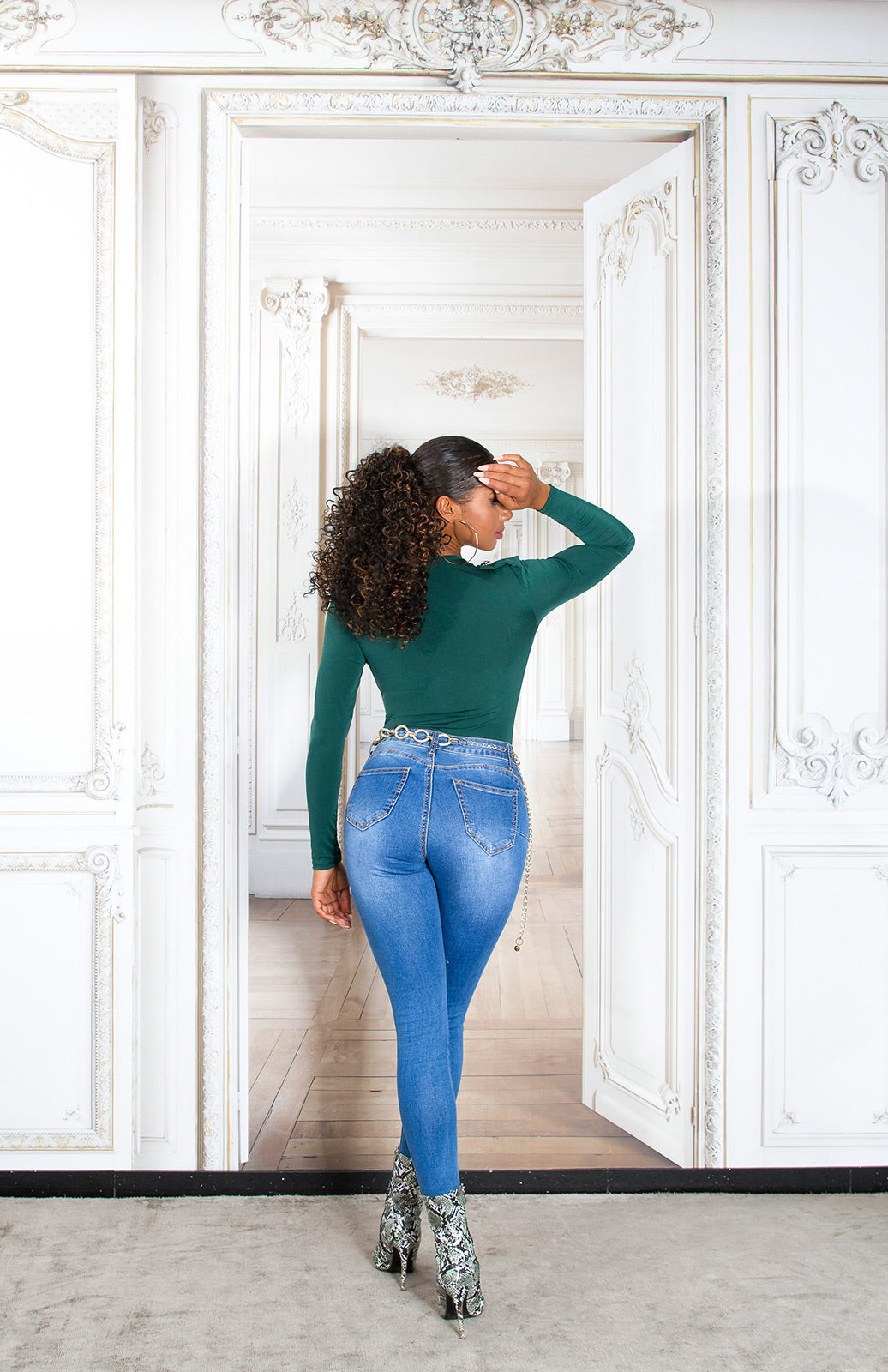Seksowne klasyczne jeansy skinny z efektem push-up